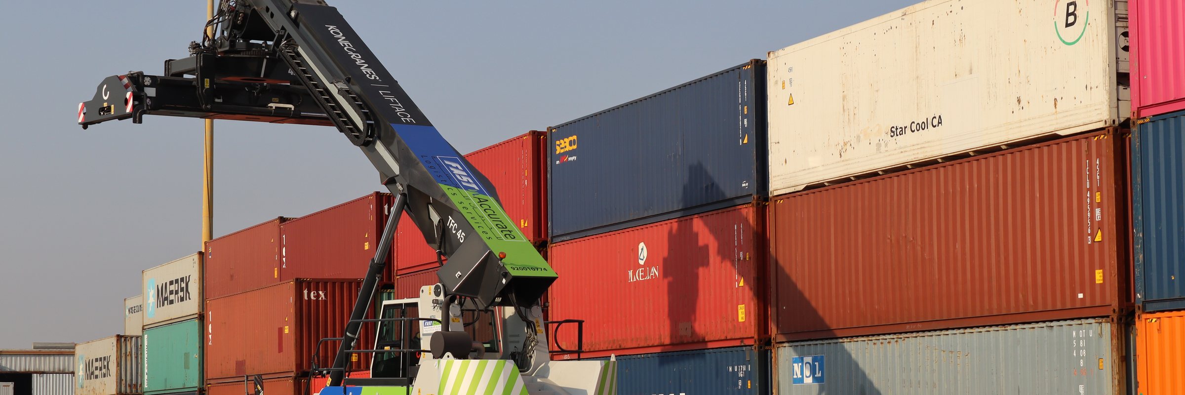 Fast n Accurate reach stacker working the container yard